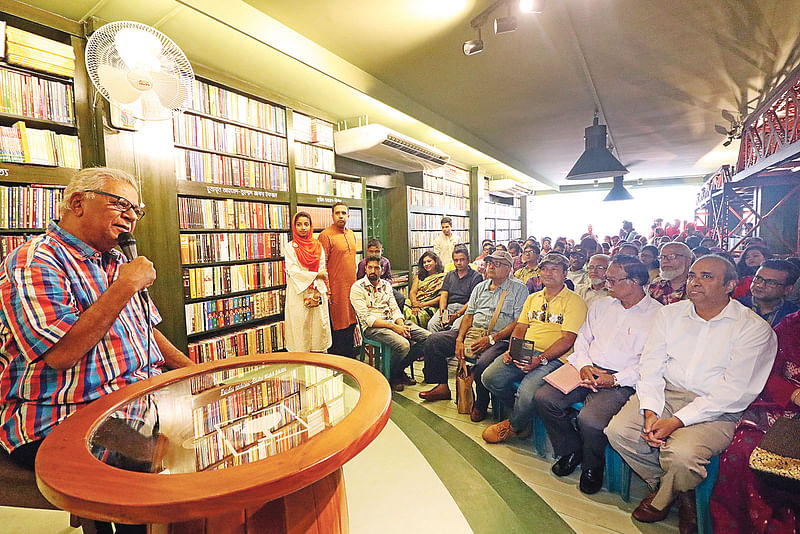 ‘বই প্রকাশের গল্প’ অনুষ্ঠানে বক্তব্য দেন লেখক সমরেশ মজুমদার। ছবি: প্রথম আলো