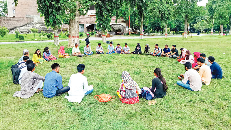 ক্যানসার অ্যাওয়ারনেস প্রোগ্রাম ফর উইমেনের সদস্যরা। ছবি: স্বপ্ন নিয়ে