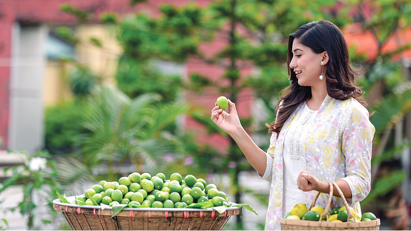 লেবুর সৌরভ সারা দিন রাখবে সতেজ। ছবি: নকশা