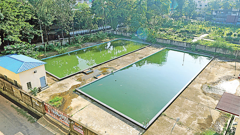 অব্যবহৃত অবস্থায় পড়ে আছে দুটি সুইমিংপুল। গতকাল বেলা তিনটায় পাঁচলাইশ জাতিসংঘ পার্কে।  জুয়েল শীল