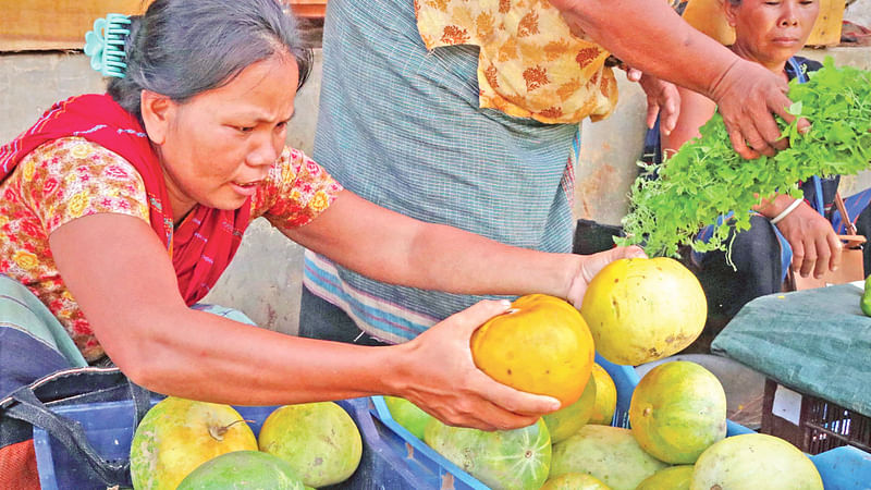 বিক্রির জন্য চিনাল এনেছেন এই নারী। সম্প্রতি রাঙামাটি শহরের বনরূপা বাজারে।  ছবি: সুপ্রিয় চাকমা