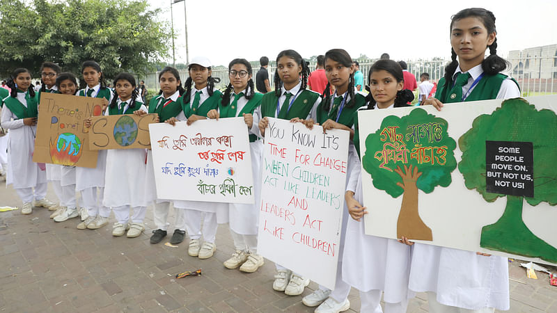 প্ল্যাকার্ড হাতে জাতীয় সংসদ ভবনের সামনে শিক্ষার্থীরা।