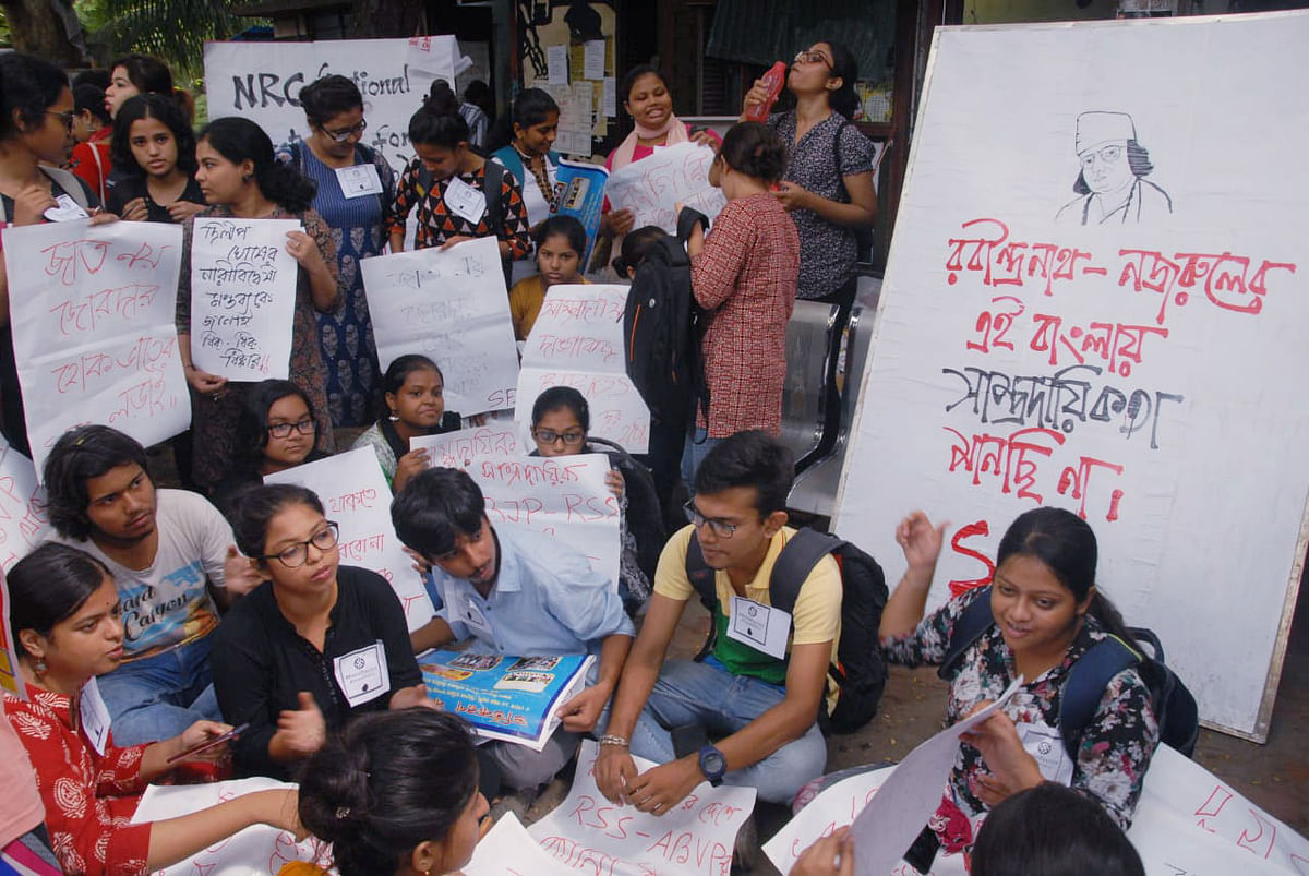 যাদবপুর বিশ্ববিদ্যালয়ের ৪ নম্বর ফটকে মানবপ্রাচীর গড়ে তোলে এসএফআই, বিশ্ববিদ্যালয়ের বিভিন্ন ছাত্রসংগঠনের নেতা-কর্মীরা। ছবি: ভাস্কর মুখার্জি