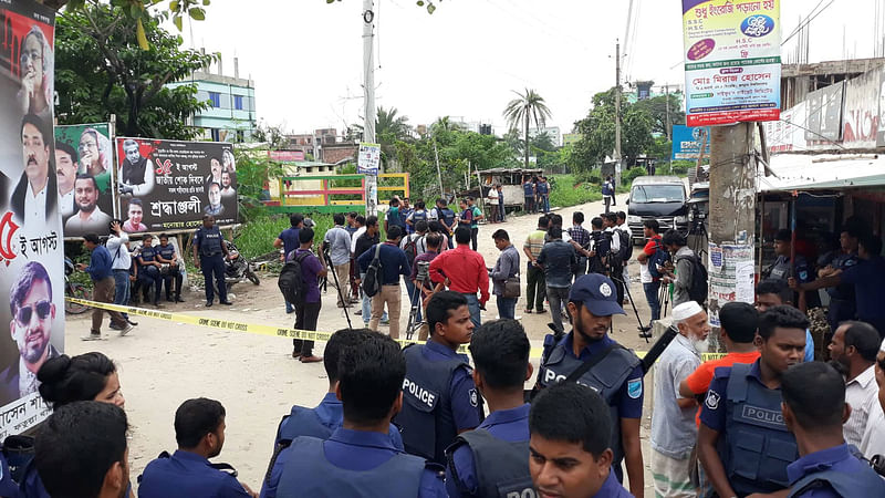 নারায়ণগঞ্জের ফতুল্লায় জঙ্গি আস্তানা সন্দেহে আজ সোমবার সকাল থেকে একটি বাড়ি ঘিরে রেখেছেন আইনশৃঙ্খলা রক্ষাকারী বাহিনীর সদস্যরা। ছবি: প্রথম আলো