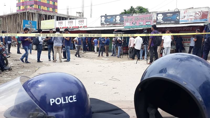 নারায়ণগঞ্জের ফতুল্লায় জঙ্গি আস্তানা সন্দেহে আজ সোমবার সকাল থেকে একটি বাড়ি ঘিরে রেখেছেন আইনশৃঙ্খলা রক্ষাকারী বাহিনীর সদস্যরা। ছবি: প্রথম আলো