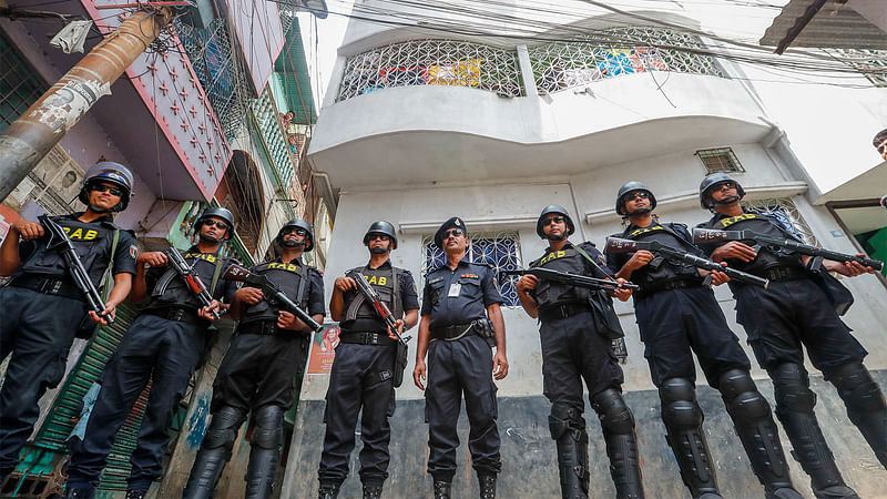 রাজধানীর গেন্ডারিয়া ও সূত্রাপুরে চলা র‌্যাবের অভিযান। ঢাকা, ২৪ সেপ্টেম্বর। ছবি: প্রথম আলো