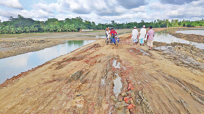 কক্সবাজারের পেকুয়া উপজেলার রাজাখালী ইউনিয়নের দরবার সড়কের এমনই হাল এখন। সম্প্রতি সড়কের বামুলাপাড়া এলাকায়।  প্রথম আলো