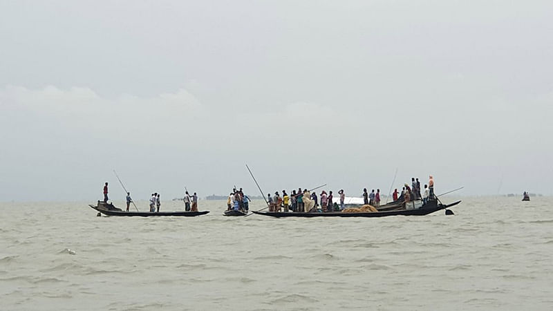 সুনামগঞ্জের দিরাই উপজেলার কালিয়াগুটা হাওরে নৌকাডুবিতে নিখোঁজদের উদ্ধারে চেষ্টা চালাচ্ছে পুলিশ ও এলাকাবাসী। ছবিটি আজ বুধবার সকালে তোলা। ছবি: প্রথম আলো