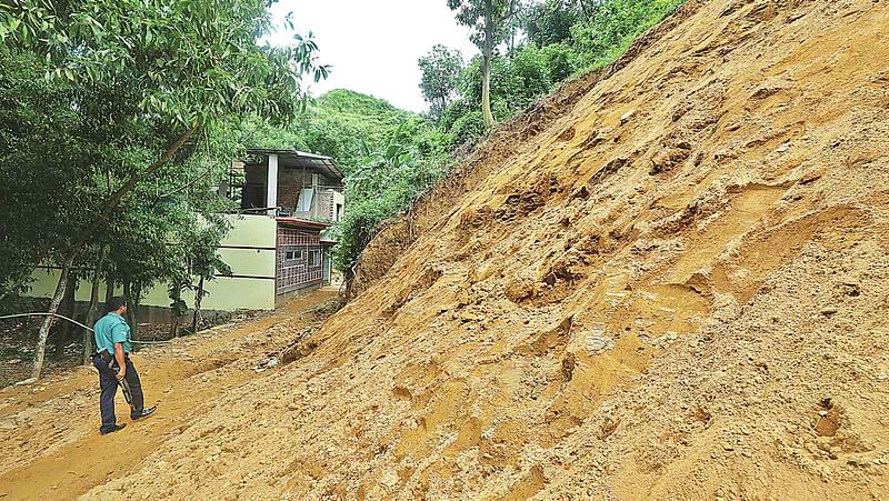 চট্টগ্রাম নগরের আকবর শাহ এলাকায় পাহাড় কেটে গড়ে উঠছে রূপনগর আবাসিক এলাকা নামের বসতি। এখনো দুটি স্থানে পাহাড় কাটা চলছে। গত মঙ্গলবার বেলা দুইটায়।  ছবি: প্রথম আলো