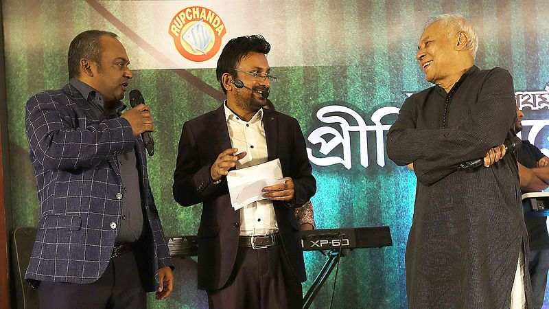 রুপচাঁদা-প্রথম আলো ক্রীড়া পুরস্কারের প্রীতি সমাবেশে নাঈমুর রহমান-গোলাম সরওয়ারের স্মৃতি রোমন্থন, মাঝে উপস্থাপক সাজু খাদেম। ছবি: শামসুল হক