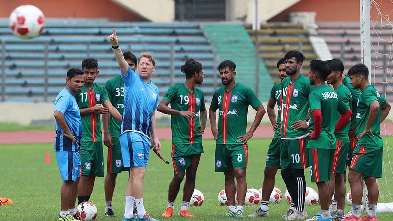 কাল অনুশীলনে বাংলাদেশ জাতীয় ফুটবল দল। ছবি: প্রথম আলো