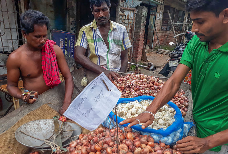 ভারত রপ্তানি বন্ধ করে দিয়েছে শুনে বাজার থেকে পেঁয়াজ কিনে ভ্যানে করে তা মহল্লায় মহল্লায় বিক্রি করছেন এক বিক্রেতা। দামও বাড়িয়ে দিয়েছেন তিনি। মুজগুন্নী এলাকা, খুলনা, ৩০ সেপ্টেম্বর। ছবি: সাদ্দাম হোসেন