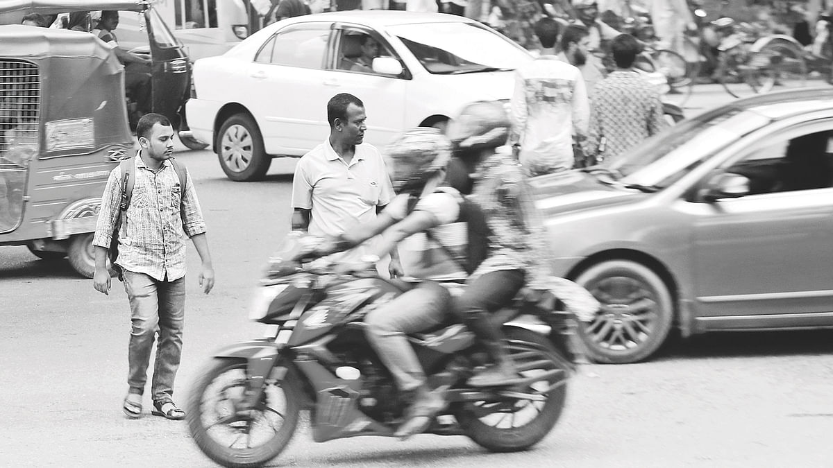 চট্টগ্রাম নগরের ব্যস্ততম জিইসি মোড়। প্রতিদিন ঝুঁকি নিয়ে সড়ক পার হয় পথচারীরা। গতকাল বিকেল চারটায়।  ছবি: প্রথম আলো