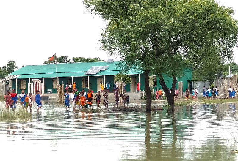 পদ্মায় পানি বেড়ে যাওয়ায় চরের গ্রামগুলো ডুবতে শুরু করেছে। চর তারা নগর সরকারি প্রাথমিক বিদ্যালয়ের অঙ্গনেও পানি জমতে শুরু করেছে। চর তারা নগর, রাজশাহী, ৩০ সেপ্টেম্বর। ছবি: সংগৃহীত