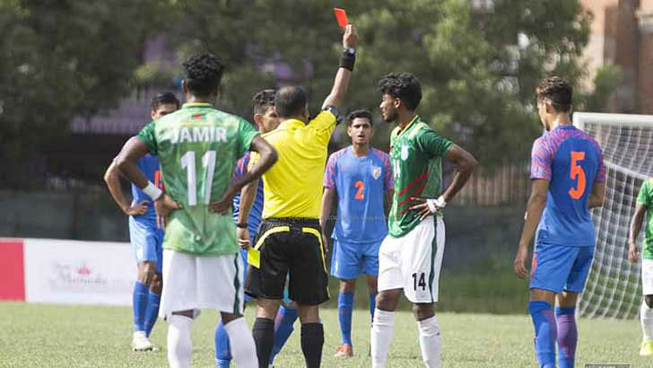 হাতাহাতি কলে লার্ল কার্ড দেখে মাঠ ছাড়েন বাংলাদেশের এক খেলোয়াড়। ছবি: বাফুফে