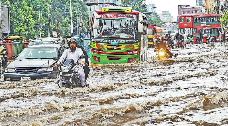 এক ঘণ্টার মুষলধারের বৃষ্টিতে রাজধানীর অলিগলি থেকে শুরু করে প্রধান সড়কে জলাবদ্ধতা সৃষ্টি হয়েছে। পানিতে বিকল হওয়া যানবাহনের কারণে তৈরি হয়েছে যানজট। পানি ভেঙে চলতে দুর্ভোগে পড়েছেন নগরবাসী। গতকাল বিকেল চারটায় রাজধানীর মিরপুর রোডে।  ছবি: জাহিদুল করিম