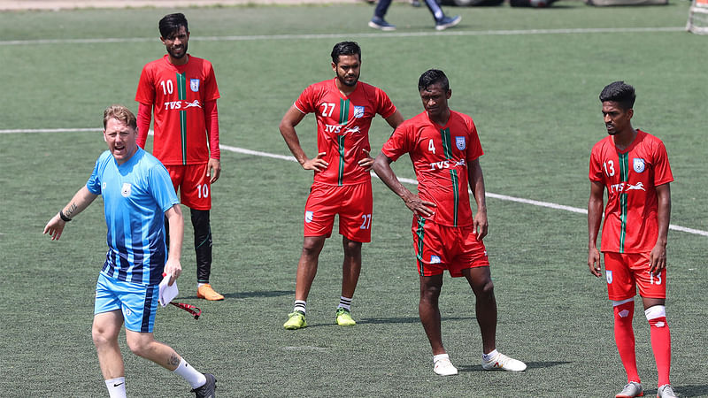 সেট পিসের সময় ইয়াসিন, রাফি, জীবন, সাদের ভূমিকা বুঝিয়ে দিচ্ছেন জেমি ডে। ছবি: প্রথম আলো