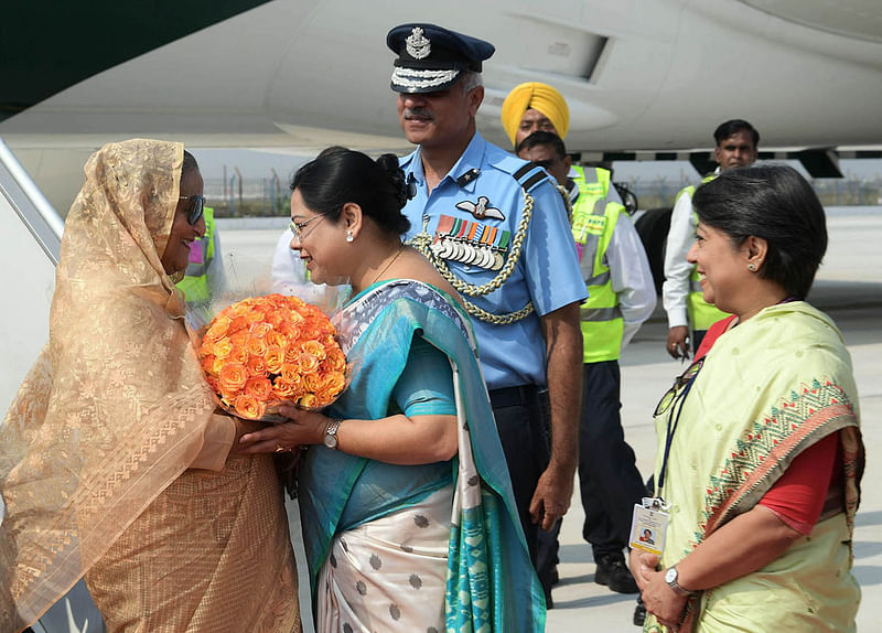 বিমান বাংলাদেশ এয়ারলাইনসের একটি ফ্লাইটে ভারতের পালাম বিমানবন্দরে পৌঁছান প্রধানমন্ত্রী শেখ হাসিনা। সেখানে ভারতের নারী ও শিশুকল্যাণ প্রতিমন্ত্রী দেবশ্রী চৌধুরী ফুলের তোড়া দিয়ে প্রধানমন্ত্রীকে অভ্যর্থনা জানান। ছবি: পিআইডি