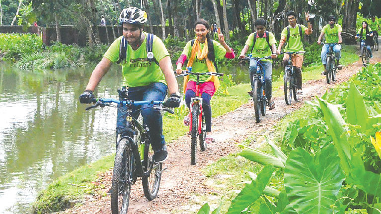 লাল–সবুজের তরুণ স্বেচ্ছাসেবকেরা