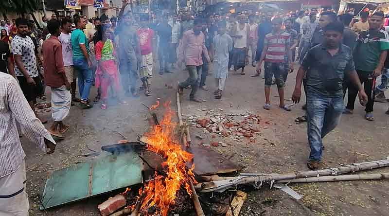 পুলিশের পিকআপ ভ্যান ভাঙচুর করেন ক্যাম্পবাসী। ছবি: সাজিদ হোসেন