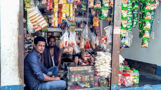 ছানোয়ার হোসেনের এই দোকানটি করতে সহায়তা করেছেন মামুন বিশ্বাস (নীল জামা পরা)। শাহজাদপুর, সিরাজগঞ্জ, ৫ অক্টোবর। ছবি: আরিফুল গণি