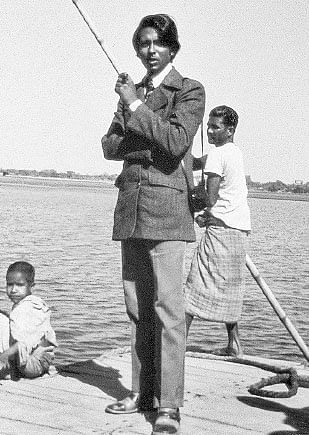 ১৯৭২ সালে সুনামগঞ্জের মার্কুলিতে স্যার ফজলে হাসান আবেদ। ছবি: ব্র্যাকের সৌজন্যে