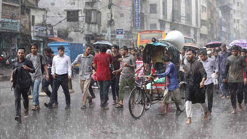 বৃষ্টিতে ভিজে বিক্ষোভ।