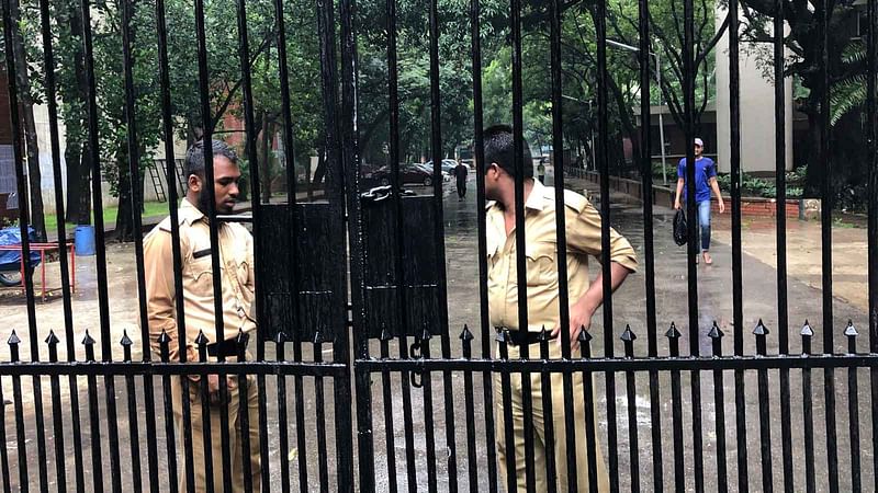 বুয়েটের প্রধান ফটক বন্ধ।