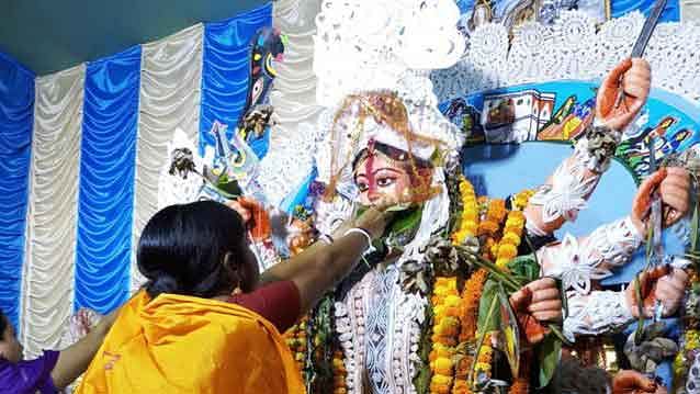 ইছামতী নদীতে দুই বাংলার প্রতিমা বিসর্জন। প্রথম আলো ফাইল ছবি