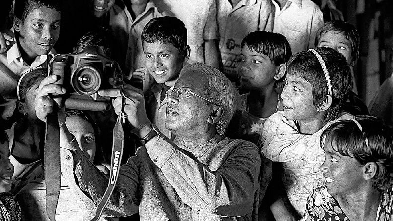 ব্র্যাক স্কুলের শিক্ষার্থীদের সঙ্গে স্যার ফজলে হাসান আবেদ। ছবি: ব্র্যাকের সৌজন্যে