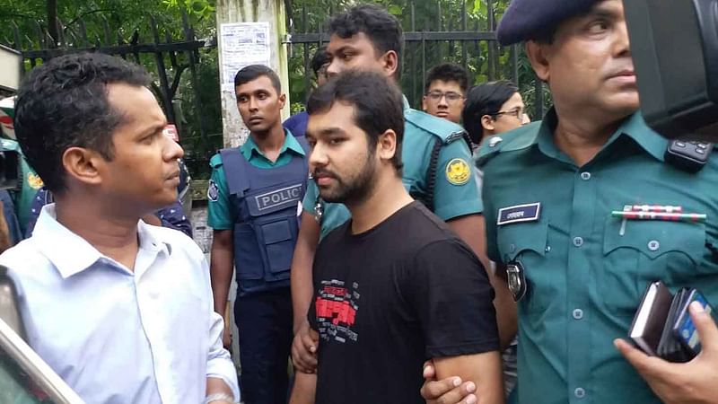 ক্যাম্পাস থেকে বুয়েট ছাএলীগ শাখার ক্রীড়া সম্পাদক ও নেভাল আর্কিটেকচার অ্যান্ড মেরিন ইঞ্জিনিয়ারিং বিভাগের চতুর্থ বর্ষের শিক্ষার্থী মেফতাহুল ইসলাম জিয়নকে আটক করেছে পুলিশ। ছবি: মোশতাক আহমেদ