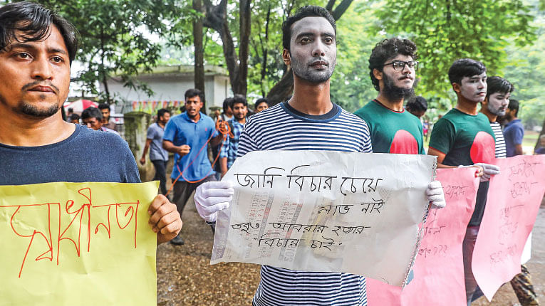 নিষ্ঠুরতা যদি মানবিকতার কাছে হেরে যেত, তবে এই ছবি তুলতে হতো না। ছবি: সাইফুল ইসলাম