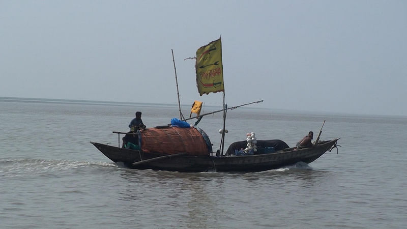 ইলিশ ধরা নিষিদ্ধ, তাই তীরে ফিরছে ট্রলার ও নৌকাগুলো