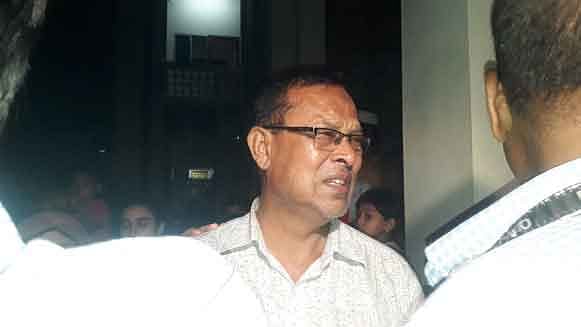 ছেলের মৃত্যুর খবর পেয়ে বুয়েটে এসে কান্নায় ভেঙে পড়েন আবরার ফাহাদের বাবা বরকত উল্লাহ। প্রথম আলো ফাইল ছবি