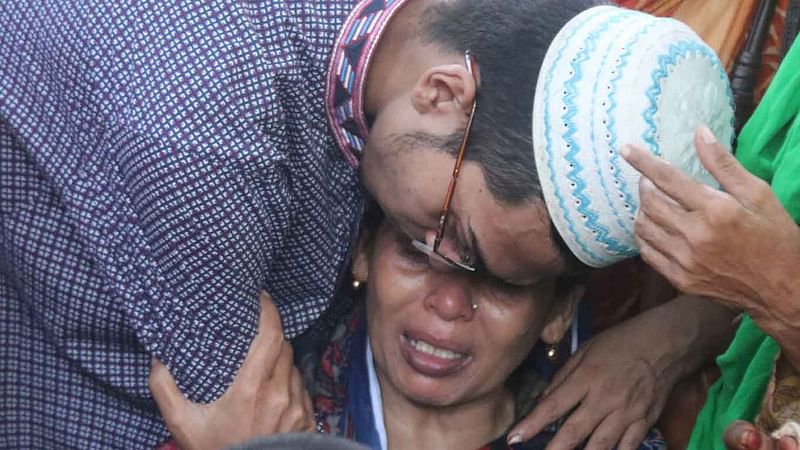 আবরার ফাহাদের মরদেহ তাঁর বাড়িতে পৌঁছালে কান্নায় ভেঙে পড়েন তাঁর মা ও ছোট ভাই। প্রথম আলো ফাইল ছবি