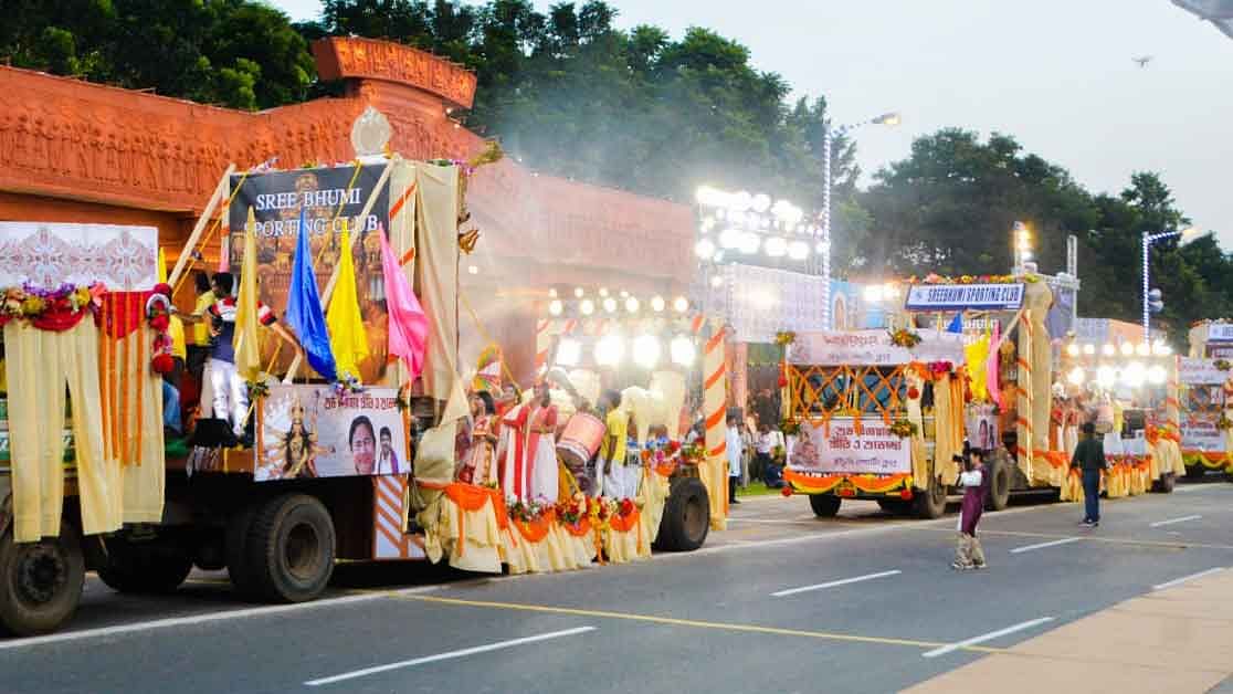 কলকাতার রেড রোডে বর্ণাঢ্য দুর্গা কার্নিভ্যাল। ছবি: ভাস্কর মুখার্জি