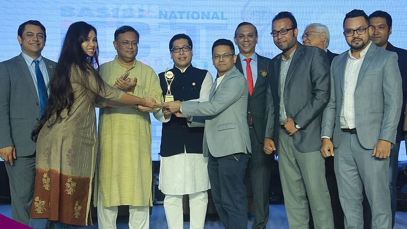 বাগডুম ডটকম পেয়েছে বেসিস পুরস্কার। ছবি: ছবি: বাগডুমের সৌজন্যে