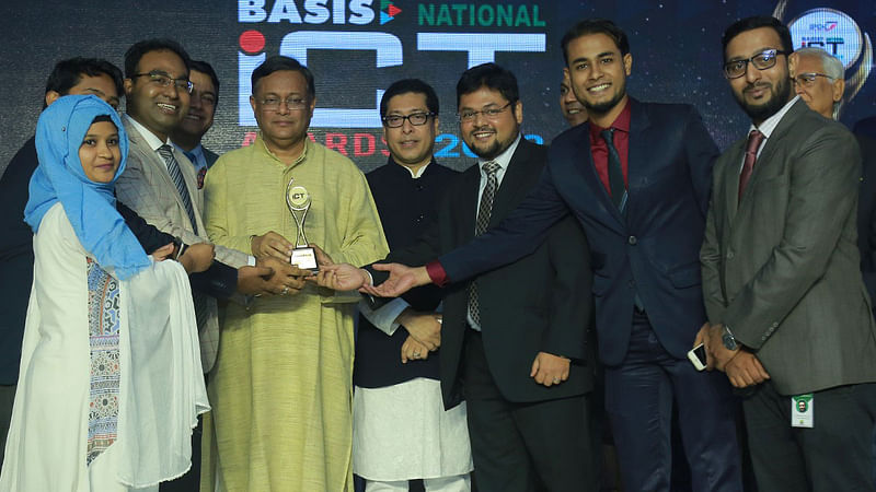 প্রযুক্তি ও এআই নিয়ে প্রকল্প ব্যবস্থাপনা সেবা তৈরিতে পুরস্কার পেল পিএমস্প্যায়ার। ছবি: বেসিসের সৌজন্যে