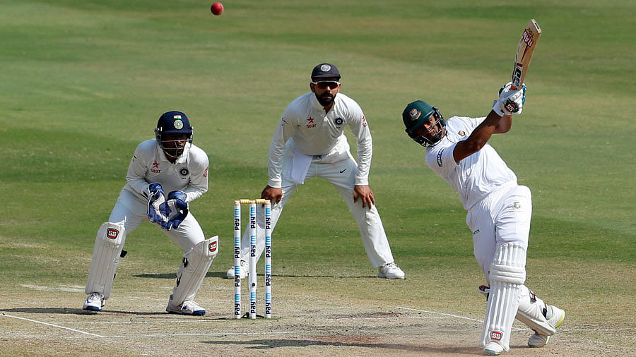 ভারতের বিপক্ষে হায়দরাবাদে টেস্টে ৬৪ রানের ইনিংসটা খেলার পথে মাহমুদউল্লাহ। ফাইল ছবি