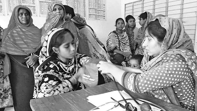 বিনা মূল্যে চিকিৎসাসেবা দিচ্ছেন নাসরিন রহমান। সম্প্রতি কেরানীগঞ্জে।  ছবি: প্রথম আলো