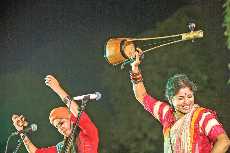 ঢাকার বাউল উৎসবে গাইছেন আয়ূষী (বাঁয়ে) ও ইলা মা। ছবি: প্রথম আলো