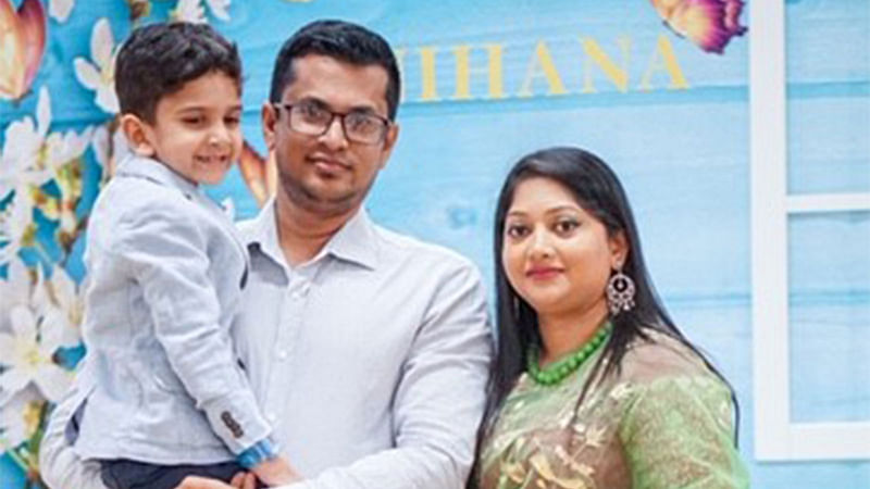 সপরিবার শহীদুল ইসলাম। ছবি: মেক্সি হক