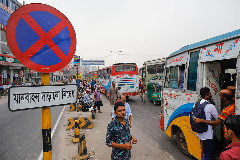 ‘যানবাহন দাঁড়ানো নিষেধ’ সাইনবোর্ড–সংবলিত নির্দেশনা থাকলেও মানতে চান না কোনো চালকই। মেয়র মোহাম্মদ হানিফ ফ্লাইওভারের যাত্রাবাড়ী এই অংশে নিয়মিতভাবে গণপরিবহন দাঁড়িয়ে যাত্রী ওঠানামা করায়।