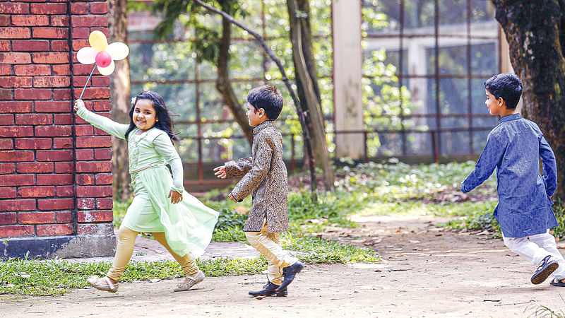 শিশুর শারীিরক ও মানসিক বিকাশের বাইরে খেলাধুলা জরুরি। ছবি: অধুনা