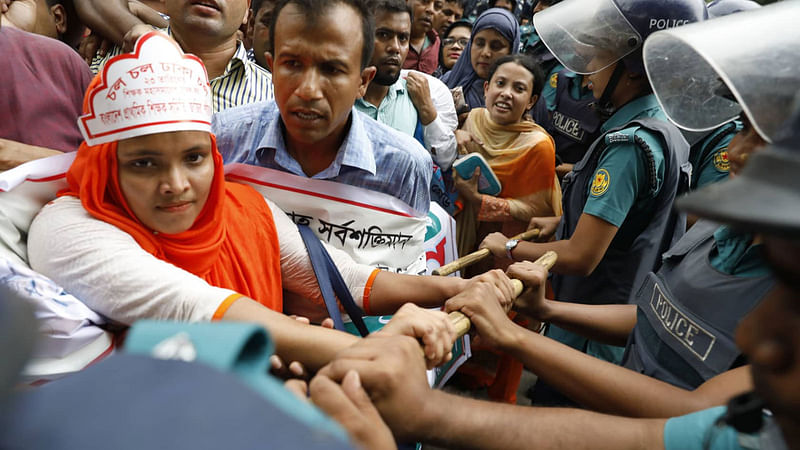 বেতনবৈষম্য নিরসনের দাবিতে সরকারি প্রাথমিক বিদ্যালয়ের শিক্ষকদের পূর্বঘোষিত মহাসমাবেশে বাধা দেয় পুলিশ। কেন্দ্রীয় শহীদ মিনার, ঢাকা, ২৩ অক্টোবর। ছবি: প্রথম আলো