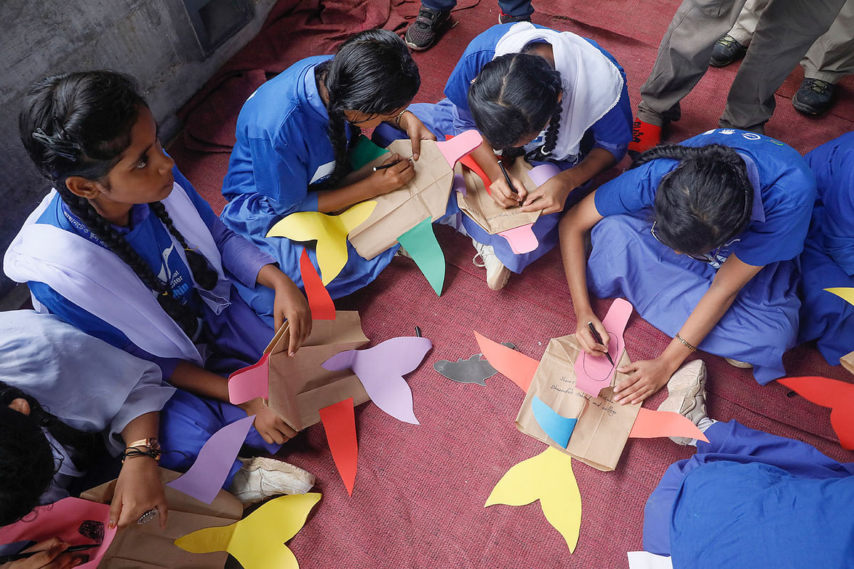 কাগজ দিয়ে ডলফিন বানাচ্ছে খুদে শিক্ষার্থীরা। আগারগাঁও, ঢাকা। ছবি: আশরাফুল আলম