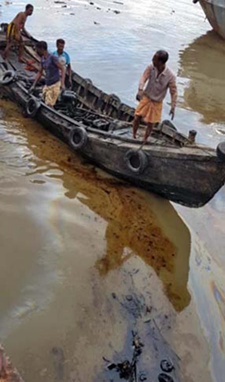 কর্ণফুলী নদীতে ছড়িয়ে পড়া তেল চট্টগ্রাম বন্দর কর্তৃপক্ষের উদ্যোগে তুলে নেওয়া হচ্ছে। ছবি: সংগৃহীত