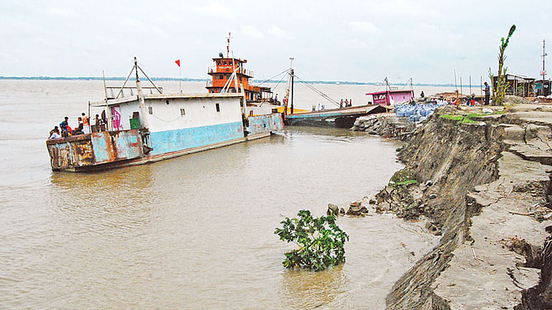 রাজবাড়ীর গোয়ালন্দ উপজেলার দৌলতদিয়ার ৩ নম্বর ফেরিঘাটের সংযোগ সড়কের প্রায় ৫০ মিটার নদীতে বিলীন হয়ে গেছে। ফেরিঘাটের পন্টুন ও সড়কের মধ্যে দূরত্ব সৃষ্টি হওয়ায় গাড়ি ওঠানামা সম্ভব না, তাই ঘাটটি বন্ধ রয়েছে।  প্রথম আলো