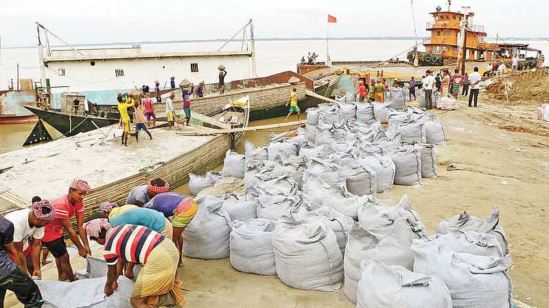 রাজবাড়ীর গোয়ালন্দ উপজেলার দৌলতদিয়ার ৩ নম্বর ফেরিঘাট গতকাল বিকেল পর্যন্ত চালু হয়নি। গত বৃহস্পতিবার ফেরিঘাট সংযোগ সড়ক ও পন্টুনের সংযোগ ভাঙনে তলিয়ে যাওয়ায় ঘাটটি বন্ধ হয়ে যায়। বালুভর্তি জিও ব্যাগ ফেলে ঘাট চালুর চেষ্টা করছে।  প্রথম আলো