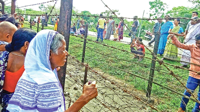 ওপারের পরিজন হয়তো এখনো এসে পৌঁছাননি। তাই দৃষ্টি মেলে তাকিয়ে আছেন প্রতীক্ষায়। গতকাল পাটগ্রামের ডাঙ্গাপাড়া সীমান্তে।  প্রথম আলো